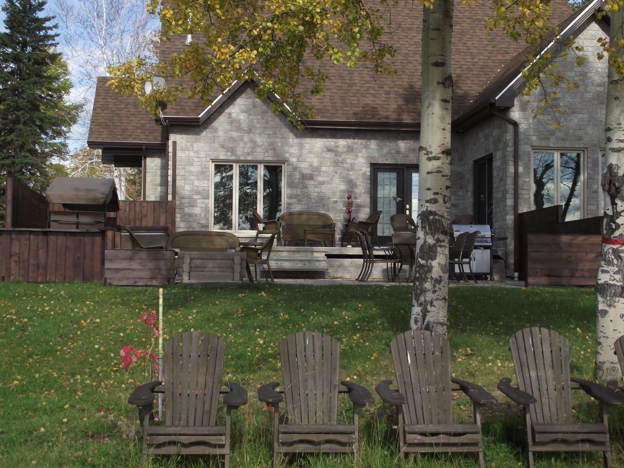 Les Chalets Baie Cascouia Larouche Exterior foto